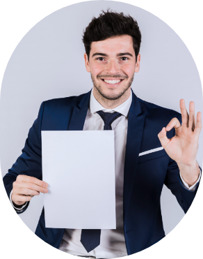 Ragazzo sorridente che tiene in mano dei documenti