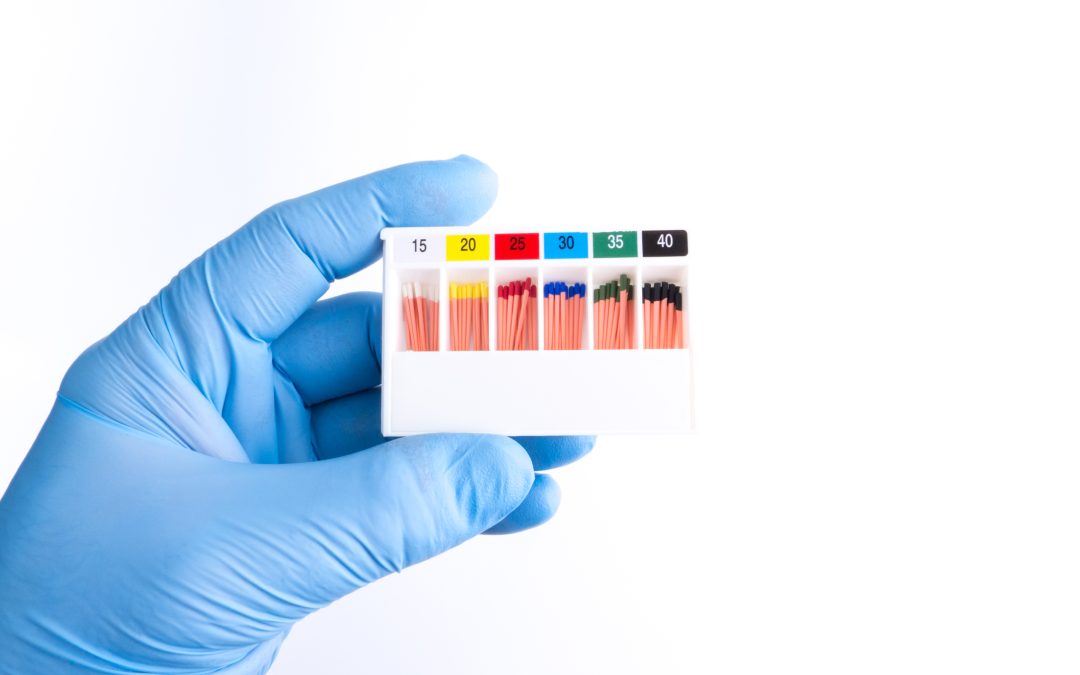 Guttaperca in odontoiatria: cos’è, come si usa e perché è fondamentale nella devitalizzazione